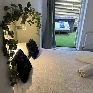  Apartment Town Centre With Hot Tub